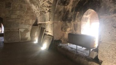 Ajloun, Ürdün - eski şatonun 8. bölümünde aydınlatma olan taş odalar