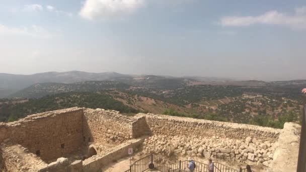 Ajloun, Jordanien - turister går genom ruinerna del 2 — Stockvideo