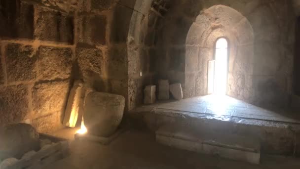 Ajloun, Ürdün - eski şatonun 5. bölümünde aydınlatma olan taş odalar — Stok video