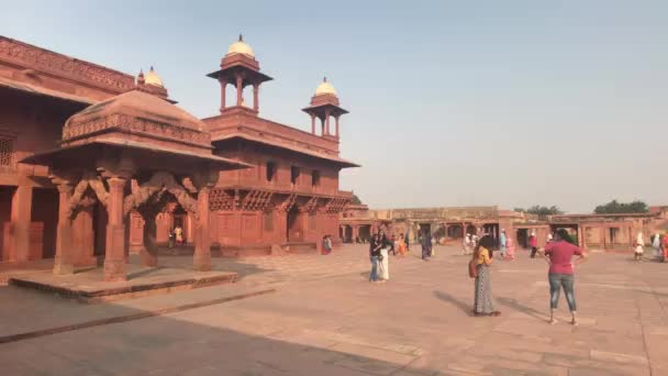 Fatehpur Sikri, Indien - 15 november 2019: Övergivna stadsturister går på gatorna del 17 — Stockvideo