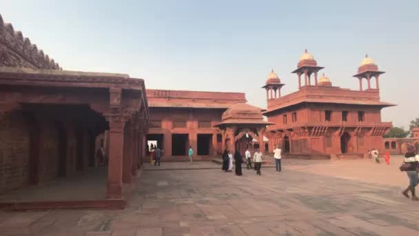 Fatehpur sikri, Indien - 15. November 2019: Verlassene Stadttouristen gehen durch die Straßen Teil 16 — Stockvideo