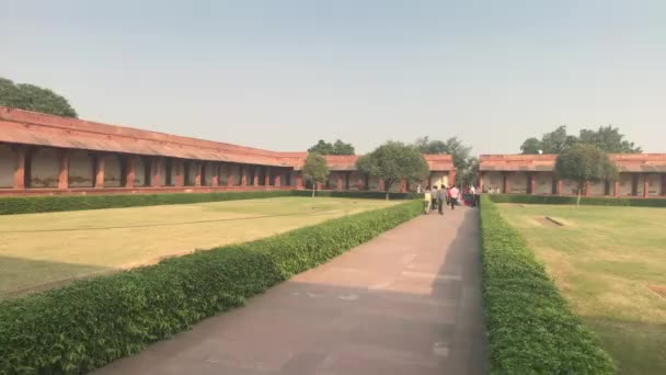 Fatehpur Sikri, India - November 15, 2019: Abandoned city tourists take pictures of the remains of a bygone era — Stock Video