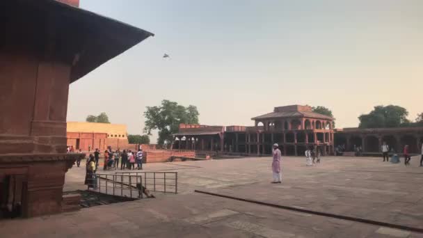 Fatehpur Sikri, India - 15 novembre 2019: I turisti abbandonati della città camminano per le strade parte 14 — Video Stock