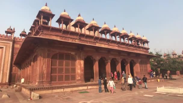 Fatehpur Sikri, India - November 15, 2019: Abandoned city tourists inspect the remains of antiquity part 3 — Stockvideo