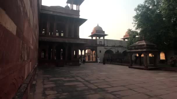 Fatehpur Sikri, India - 15 de noviembre de 2019: Los turistas abandonados de la ciudad toman fotos de los restos de una época pasada parte 8 — Vídeo de stock