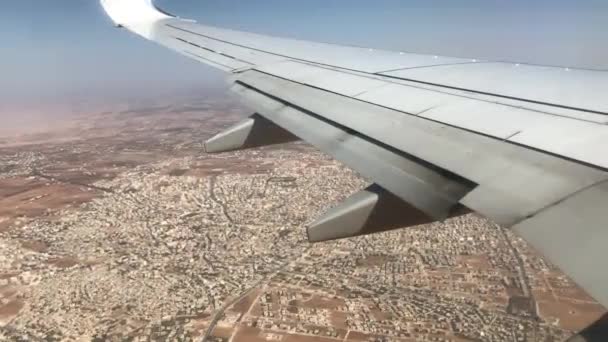 Ammán, Jordania - avión vuela sobre la ciudad — Vídeo de stock