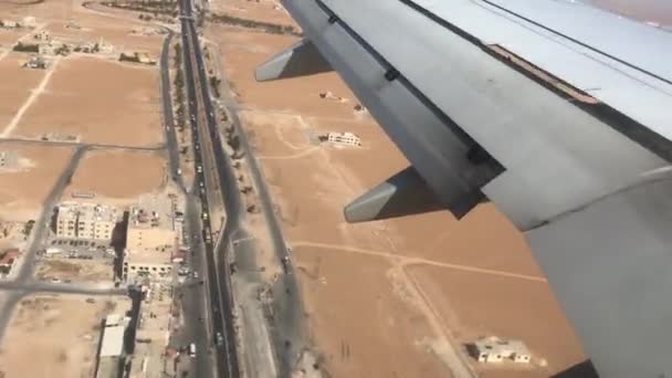 Амман, Иордания - самолет пролетает над частью города 2 — стоковое видео
