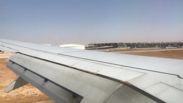 Ammán, Jordania - Aterrizaje en avión en el aeropuerto — Vídeos de Stock