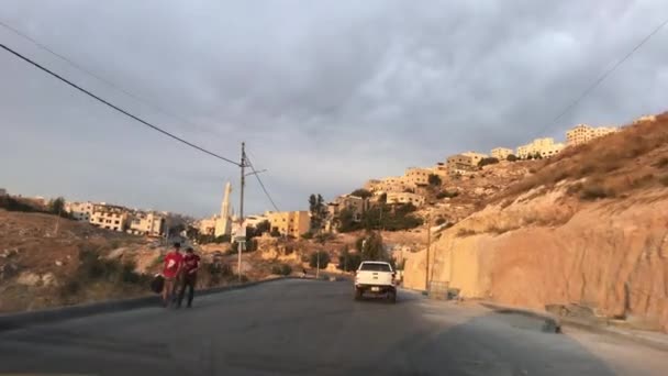 Amman, Jordanië - Uitzicht vanaf het autoraam naar de straten van de stad deel 5 — Stockvideo