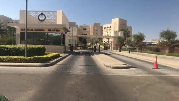 Aqaba, Jordania - Vista de la ciudad desde la ventana de un coche en movimiento parte 2 — Vídeos de Stock