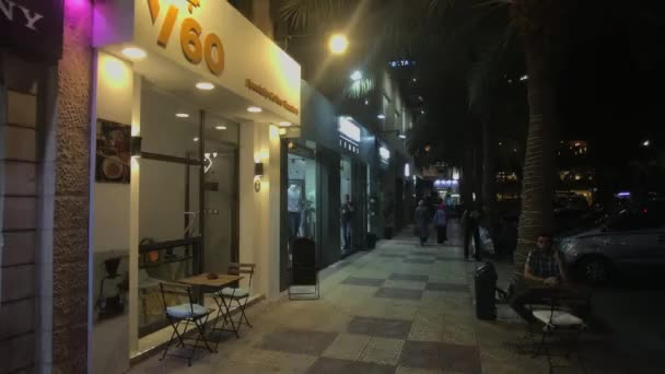 Aqaba, Jordania - 15 de octubre de 2019: los turistas caminan por la noche parte 9 de la ciudad — Vídeos de Stock