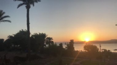 Akabe, Ürdün - 15 Ekim 2019: Kızıldeniz 'in akşam plajında turistler bölüm 8