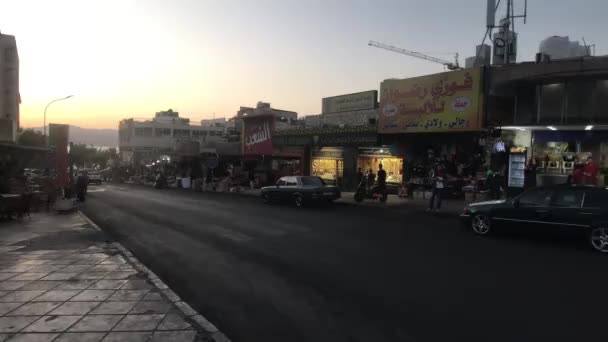 Aqaba, Jordanië - 15 oktober 2019: toeristen wandelen rond de avondstad deel 4 — Stockvideo