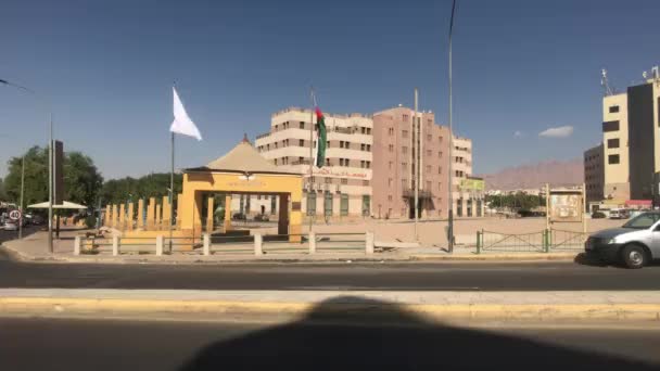 Aqaba, Jordania - calles de la ciudad con hermosos edificios — Vídeos de Stock