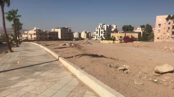 Aqaba, Giordania - strade della città con bellissimi edifici parte 10 — Video Stock