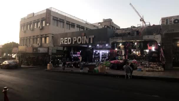 Акаба, Иордания - Вечерние улицы города часть 4 — стоковое видео