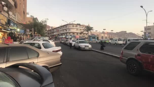 Aqaba, Jordanië - 15 oktober 2019: toeristen wandelen rond de avondstad deel 5 — Stockvideo