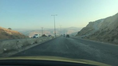 Irbid, Ürdün - Dağ yolunun çevresindeki araç manzarası Bölüm 5