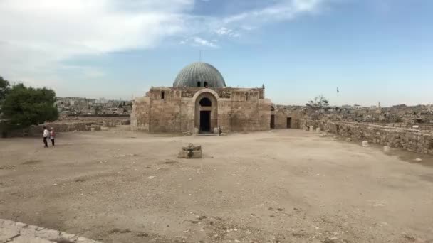 Amman, Jordan - October 15, 2019: tourists walk through the ruins of the citadel part 2 — Stock Video