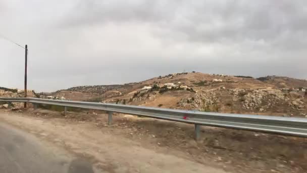 Irak al Amir, Jordanië - uitzicht op bergkloven vanaf een dorpsweg deel 7 — Stockvideo