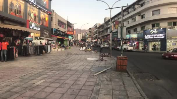 Aqaba, Jordania - 15 de octubre de 2019: los turistas se mueven por las calles de la ciudad parte 5 — Vídeos de Stock