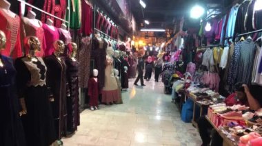 Amman, Ürdün - 15 Ekim 2019: Turistler 7. Cadde 'deki dükkanlarda gece boyunca yürüyorlar.