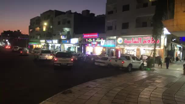 Aqaba, Jordanien - 15 oktober 2019: turister går runt kvällsstaden del 7 — Stockvideo