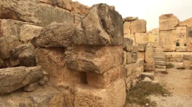 Irak al Amir, Ürdün - 8. Bölümün taş duvarları