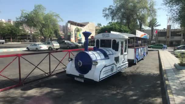 Aqaba, Jordanië - toeristische trein op de parkeerplaats — Stockvideo