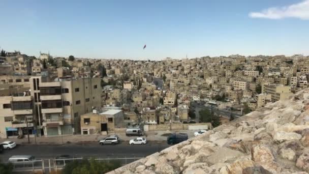 Amman, Jordan - Kalenin tepesinden şehrin sokakları — Stok video