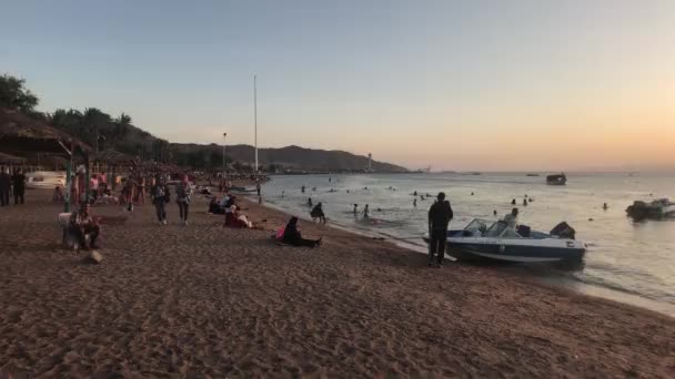 Aqaba, Jordania - 15 de octubre de 2019: los turistas en la playa de la tarde del mar Rojo parte 4 — Vídeos de Stock
