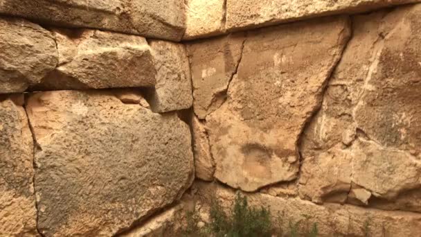Irak al Amir, Jordania - antiguas murallas con espíritu histórico — Vídeo de stock