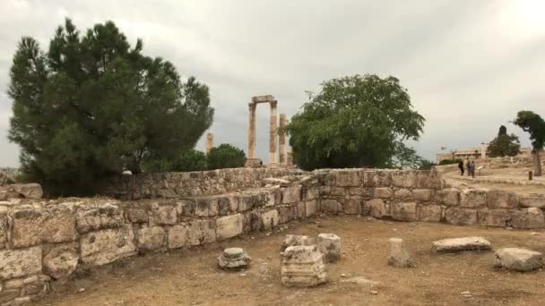 Ammán, Jordania - 15 de octubre de 2019: los turistas caminan por las ruinas de la ciudadela parte 3 — Vídeos de Stock