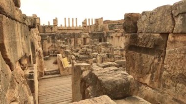 Irak al Amir, Ürdün - 5. Bölümün taş duvarları