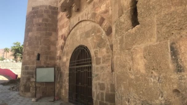 Aqaba, Jordanië - straten van de stad met prachtige gebouwen deel 7 — Stockvideo