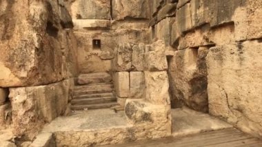 Irak al Amir, Ürdün - İkinci Bölümün Taş Duvarları