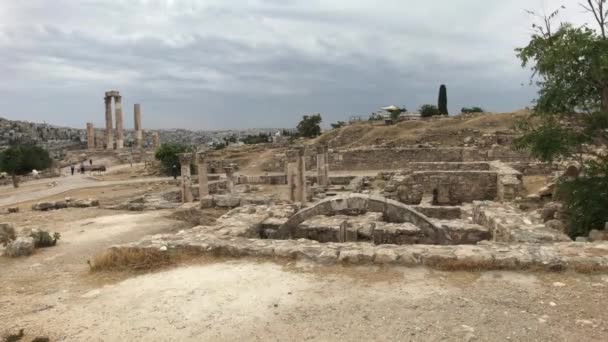 Amman, Jordan - 15 жовтня 2019: туристи ходять навколо цитаделі 4. — стокове відео