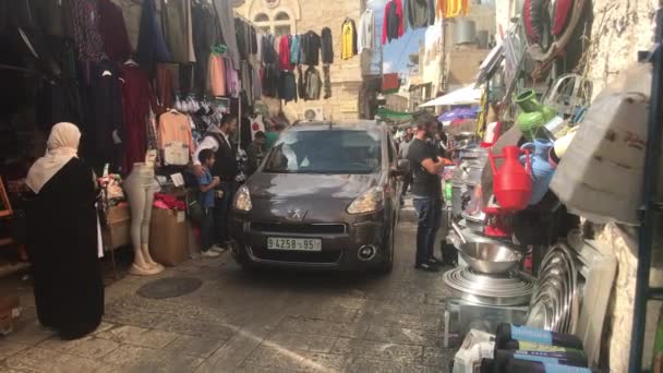 Bethlehem, Palesztina - 2019. október 20.: turisták sétálnak a város utcáin (7) — Stock videók