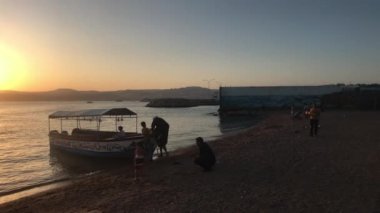 Akabe, Ürdün - 15 Ekim 2019: Kızıldeniz 'in akşam plajında turistler bölüm 6