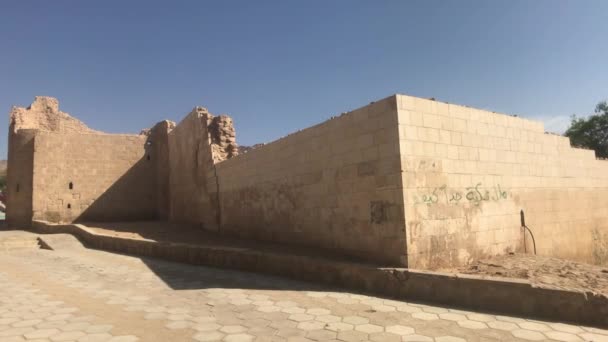 Aqaba, Jordanië - straten van de stad met prachtige gebouwen deel 5 — Stockvideo