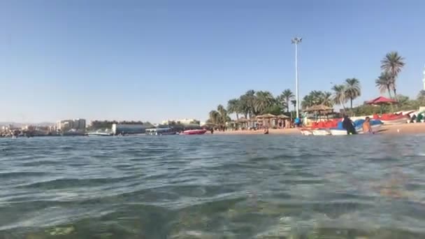 Akaba, Jordania - mała lokalna plaża nad morzem czerwonym — Wideo stockowe