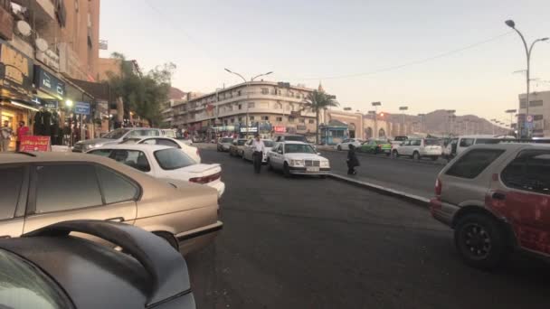 Aqaba, Jordania - 15 de octubre de 2019: los turistas caminan por la noche parte 5 de la ciudad — Vídeos de Stock