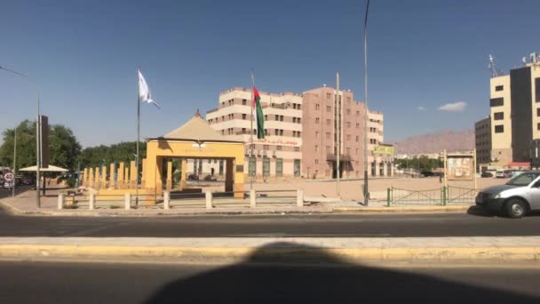 Aqaba, Jordánsko - ulice města s krásnými budovami — Stock video