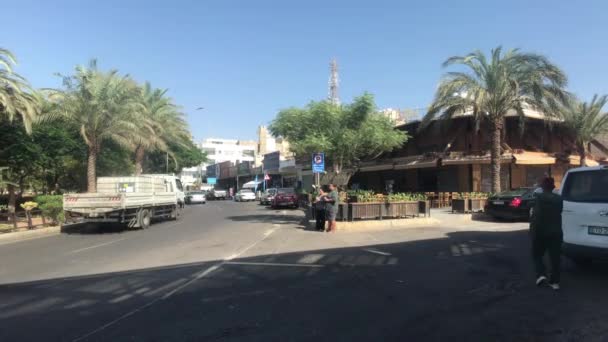 Aqaba, Jordanië - 15 oktober 2019: toeristen trekken door de straten van de stad deel 2 — Stockvideo