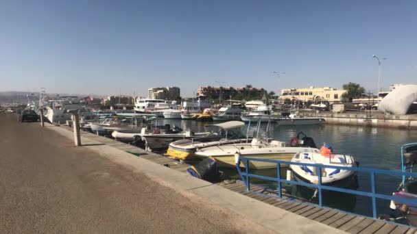 Aqaba, Jordánia - városi kikötő a helyi hajók és jachtok rész 2 — Stock videók