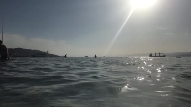 Aqaba, Giordania - 15 ottobre 2019: i turisti sulla spiaggia serale del mare rosso parte 10 — Video Stock