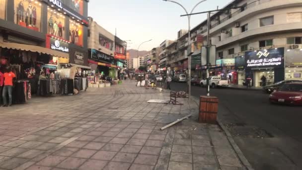 2019年10月15日，约旦亚喀巴：游客穿过城市第五部分的街道 — 图库视频影像