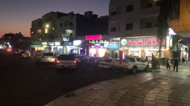 Akaba, Jordania - 15 października 2019: turyści spacerują po mieście wieczorem część 7 — Wideo stockowe