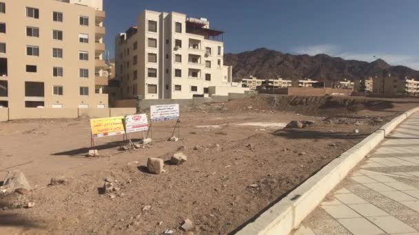 Aqaba, Jordania - calles de la ciudad con hermosos edificios parte 11 — Vídeos de Stock