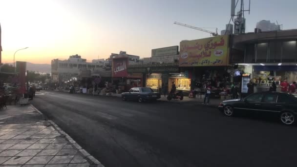 Aqaba, Jordánsko - 15. října 2019: turisté chodí po večerním městě část 4 — Stock video